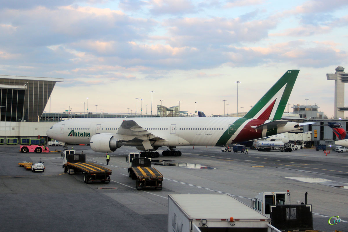 Нью-Йорк. Самолет Boeing 777 (EI-DBK) авиакомпании Alitalia