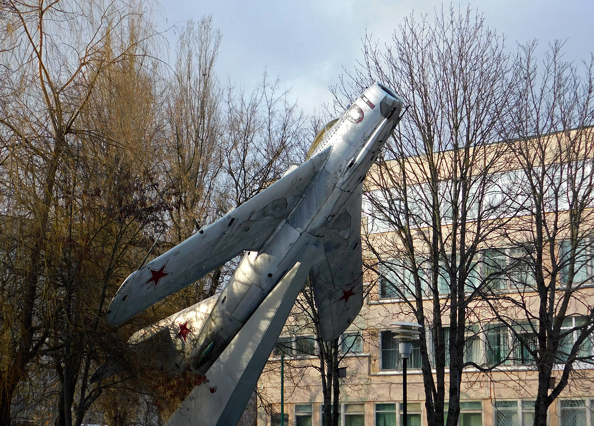 Калуга. Самолёт-памятник МиГ-17 - памятник ветеранам 324-ой авиационной дивизии и её командиру Ивану Никитовичу Кожедубу