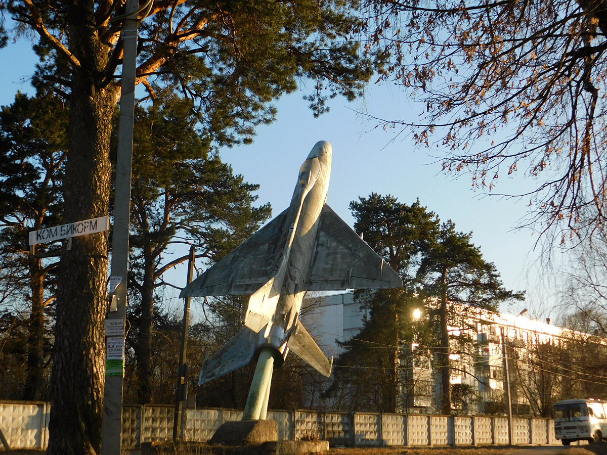 Калуга. Самолёт-памятник МиГ-21Ф возле проходной закрытого в 2010 году Калужского лётно-технического училища