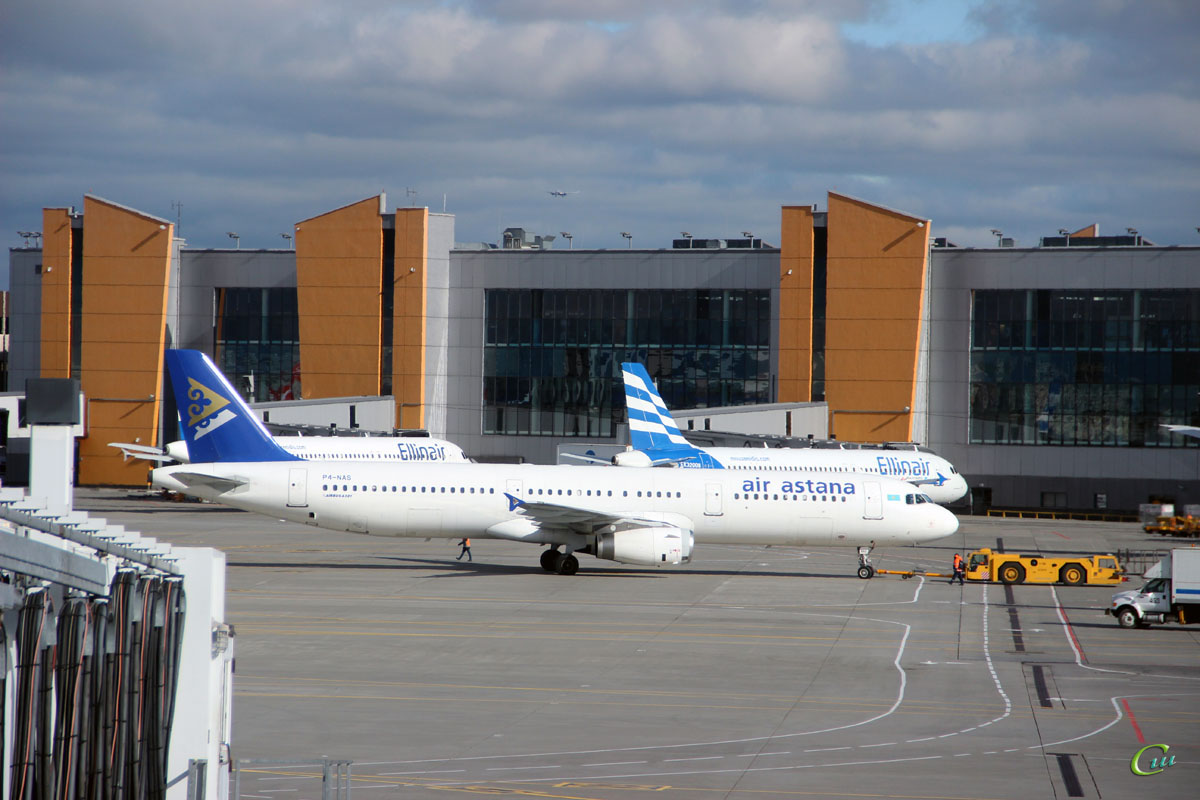 Москва. Самолет Airbus A321 (P4-NAS) авиакомпании Air Astana