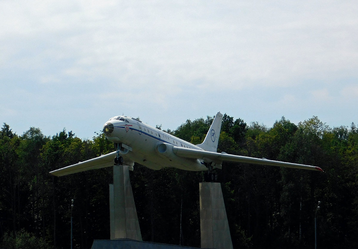 Москва. Самолёт-памятник Ту-104Б (бортовой номер 021905, был СССР-42507), стоящий возле аэропорта Внуково неподалёку от места крушения аналогичного авиалайнера Ту-104Б (СССР-42444) 17 марта 1979 года