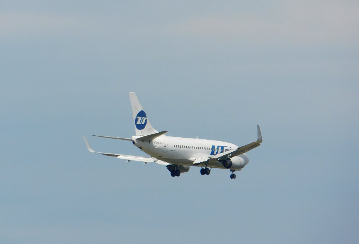 Москва. Самолёт Boeing 737-524(WL) (VQ-BJS) авиакомпании Utair заходит на посадку в аэропорт Внуково