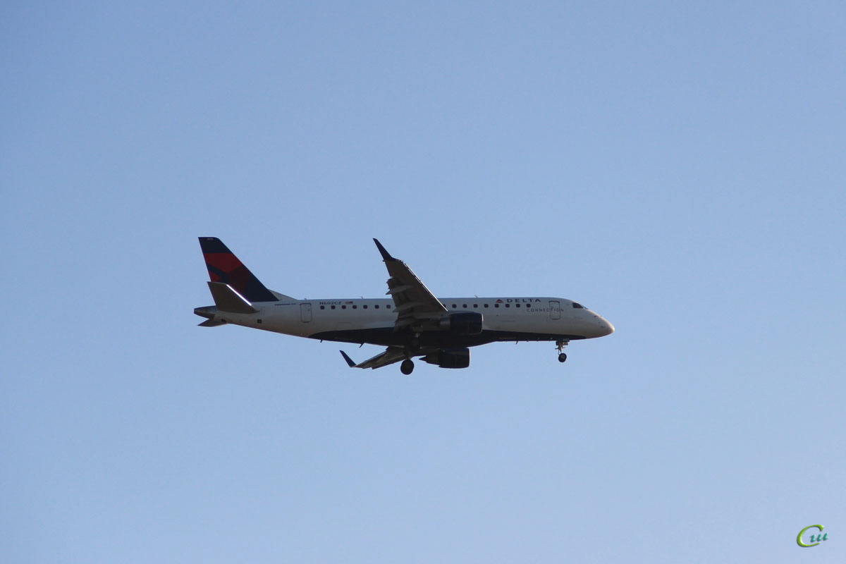 Сан-Диего. Самолет Embraer E-175 (N602CZ) авиакомпании Delta Air Lines заходит на посадку в международный аэропорт Сан-Диего (SAN)