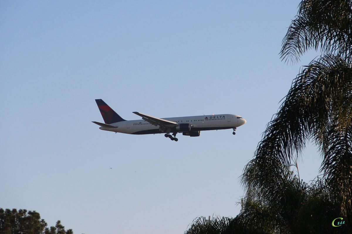 Сан-Диего. Самолет Boeing 767 (N1402A) авиакомпании Delta Air Lines заходит на посадку в международный аэропорт Сан-Диего (SAN)