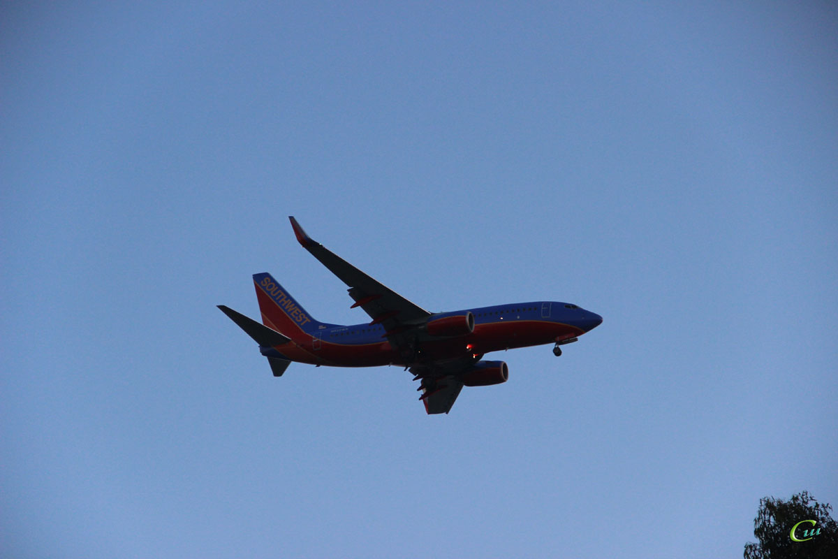 Сан-Диего. Самолет Boeing 737 (N932WN) авиакомпании Southwest Airlines заходит на посадку в международный аэропорт Сан-Диего (SAN)