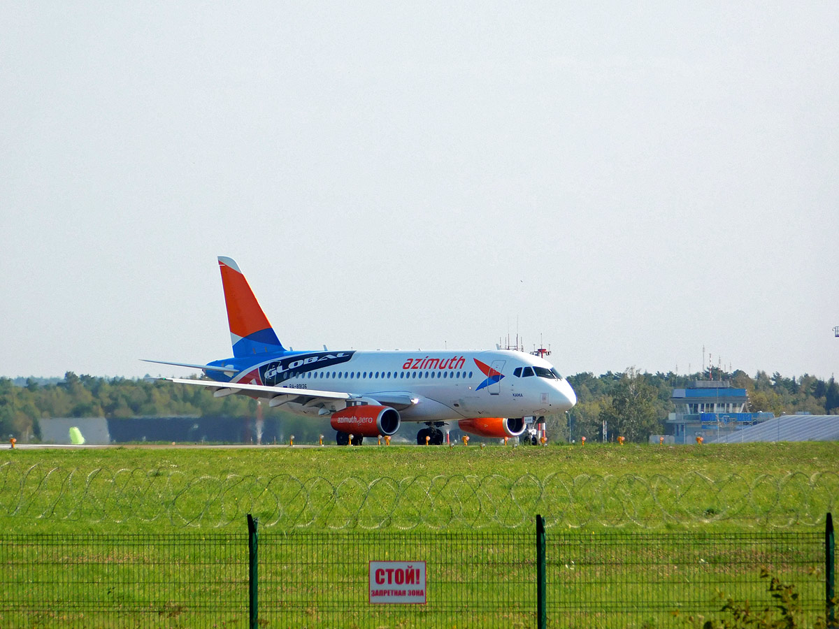 Калуга. Самолёт Sukhoi Superjet 100-95LR RA-89136 именной Кама рейсом A4527 Минеральные Воды - Калуга