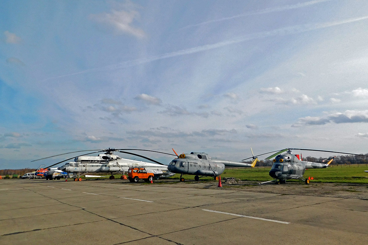 Воротынск. Вертолёты Ми-10К RA-04127, Ми-8 и Ми-2
