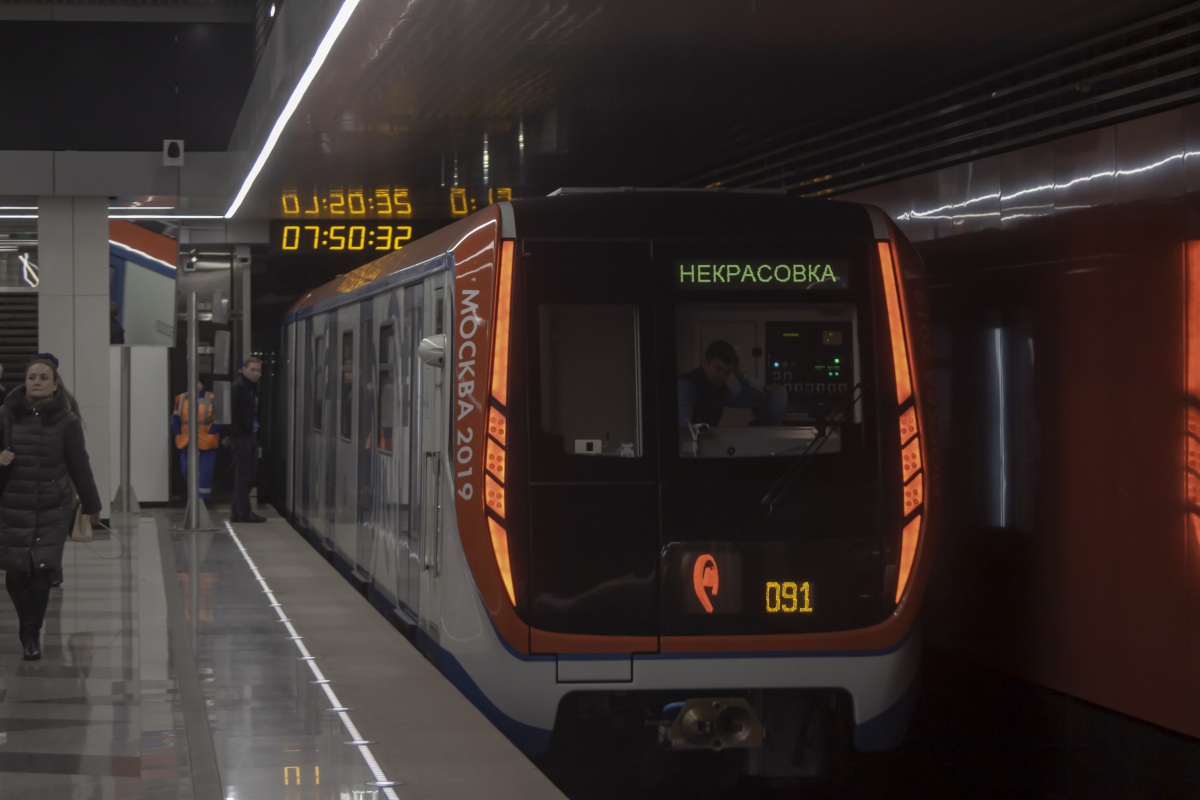 Москва. Головной вагон метро 81-765