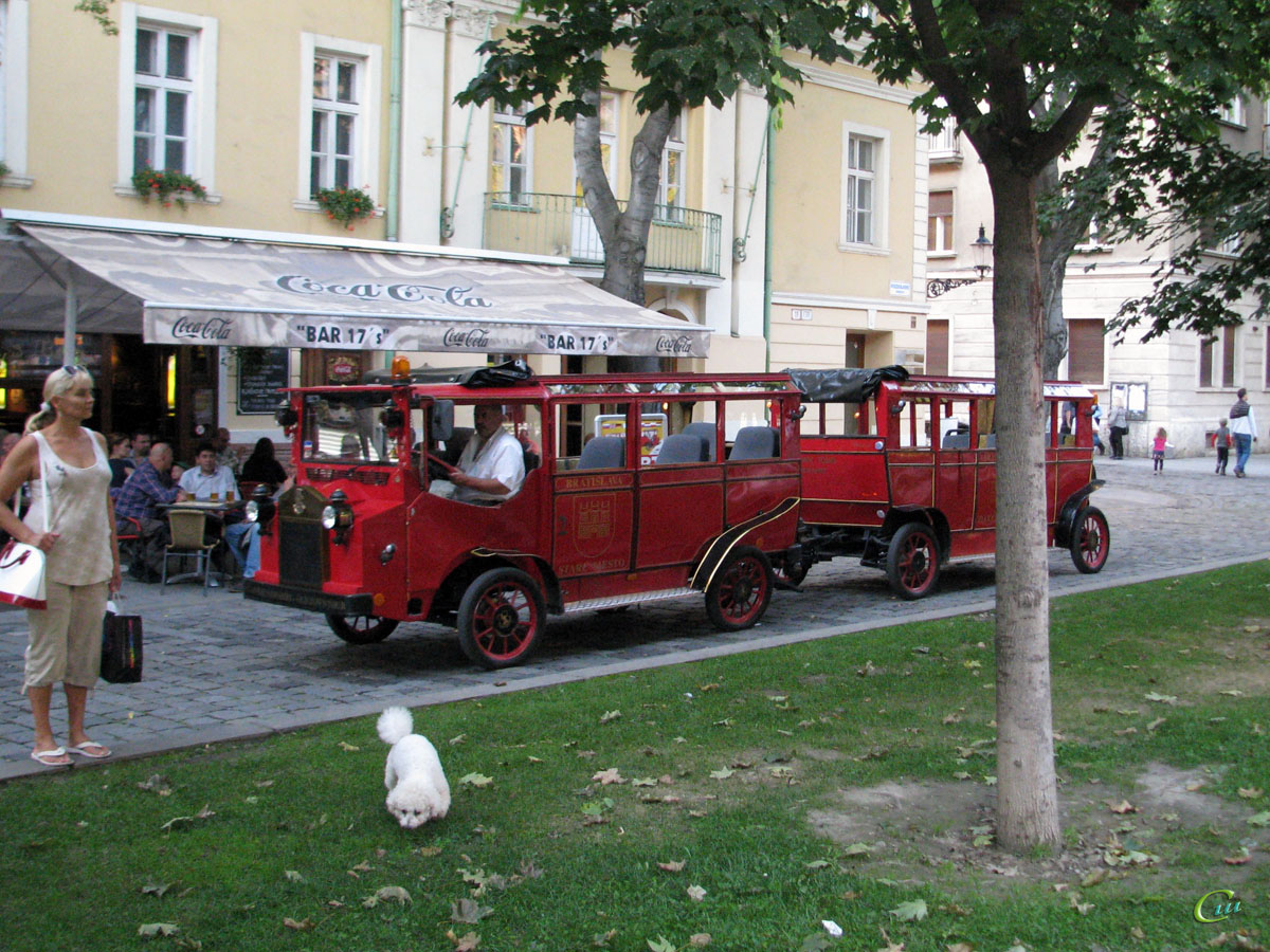 Братислава. Псевдостаринный автобус для туристов