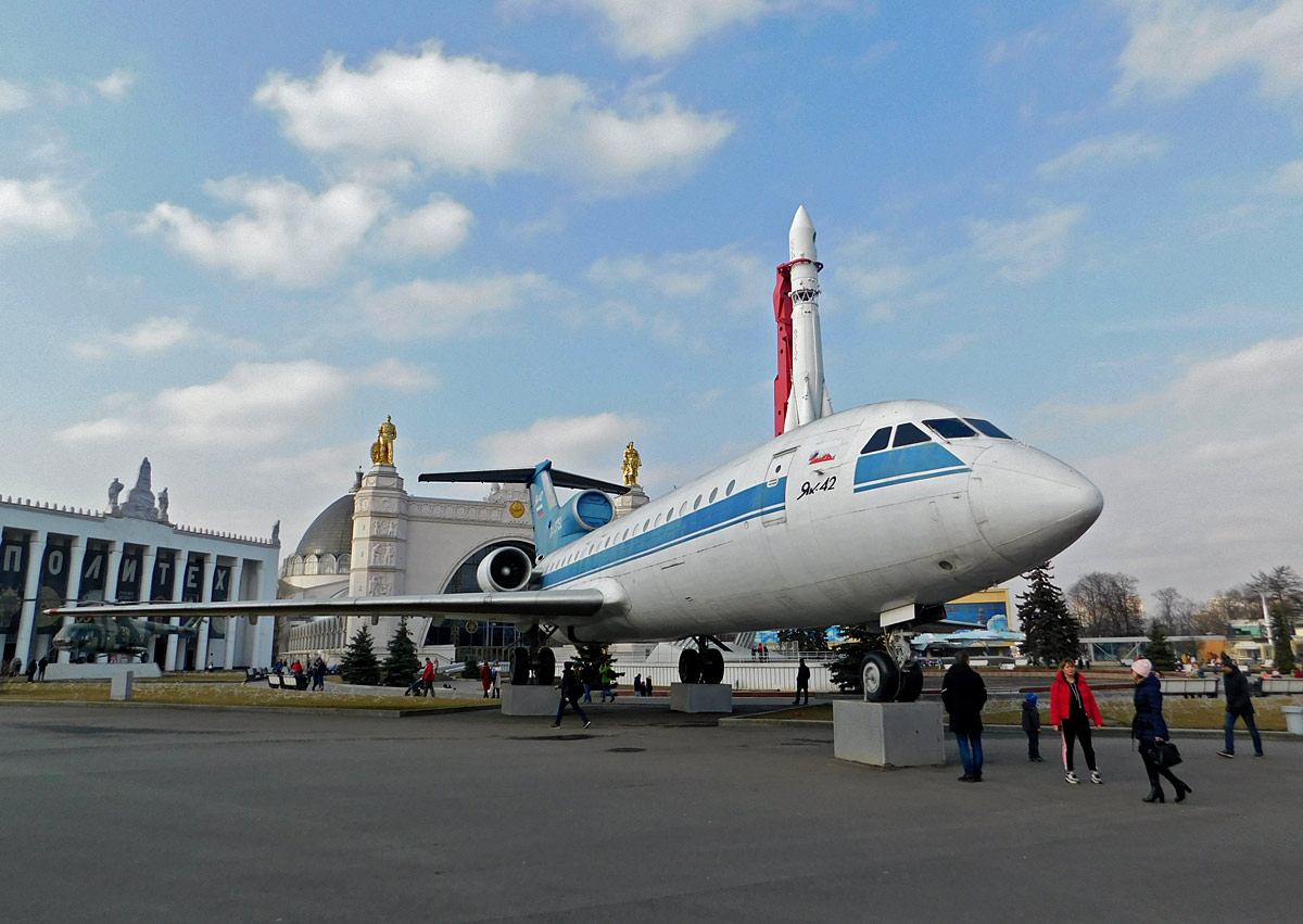 Москва. Самолёт Як-42 RA-19751