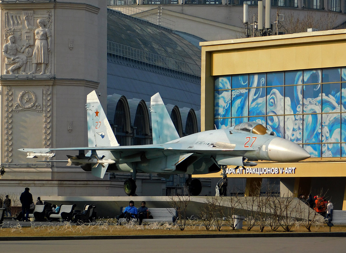 Москва. Самолёт-истребитель Су-27