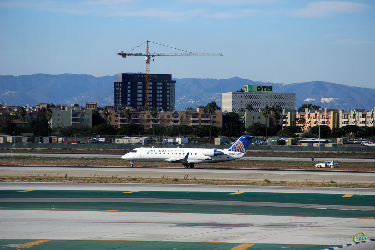 Лос-Анджелес. Самолет Bombardier CRJ-200 (N916SW) авиакомпании SkyWest Airlines (работает под брендом United Express)