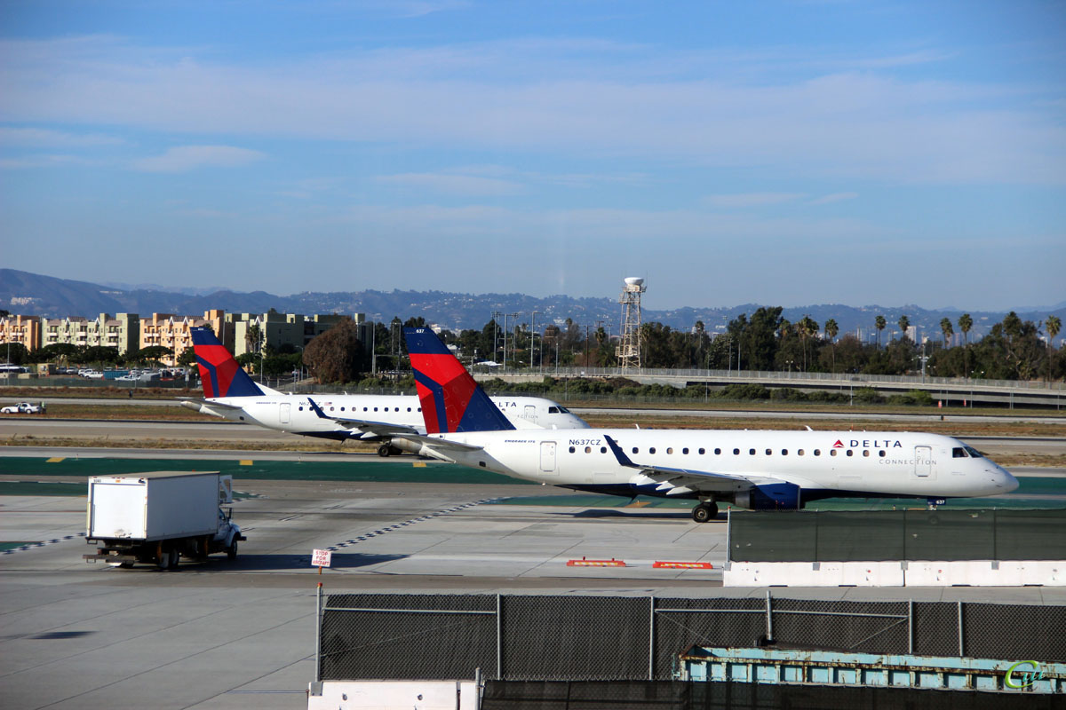 Лос-Анджелес. Самолеты Embraer E-175 N637CZ и N624CZ авиакомпании Delta Air Lines