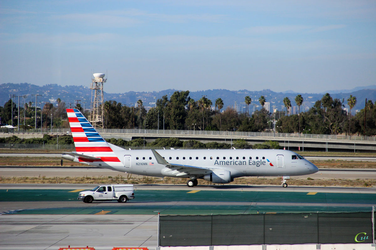 Лос-Анджелес. Самолет Embraer E-175 (N216NN) авиакомпании American Eagle