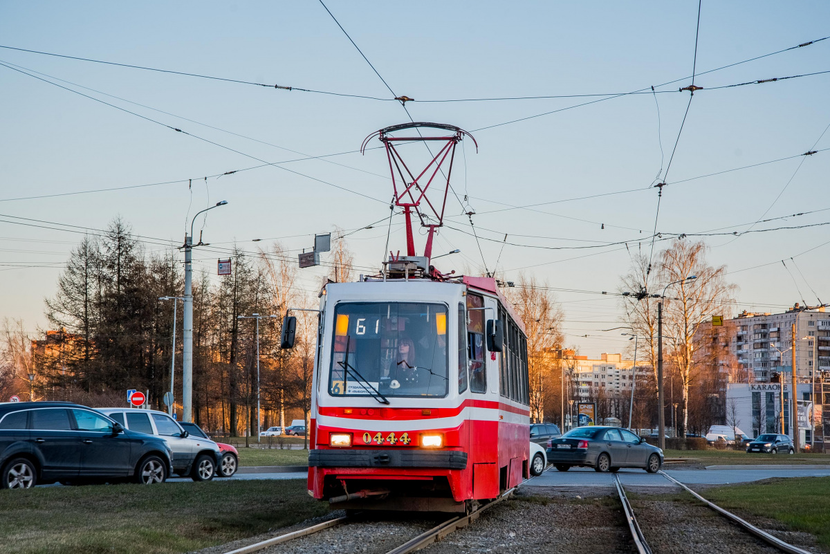 Трамваи энгельса. Трамваи Санкт-Петербурга лм-99к. Трамвай лм 99 в Смоленске. Трамвай СПБ лм 99 к. Лм99к СПБ.