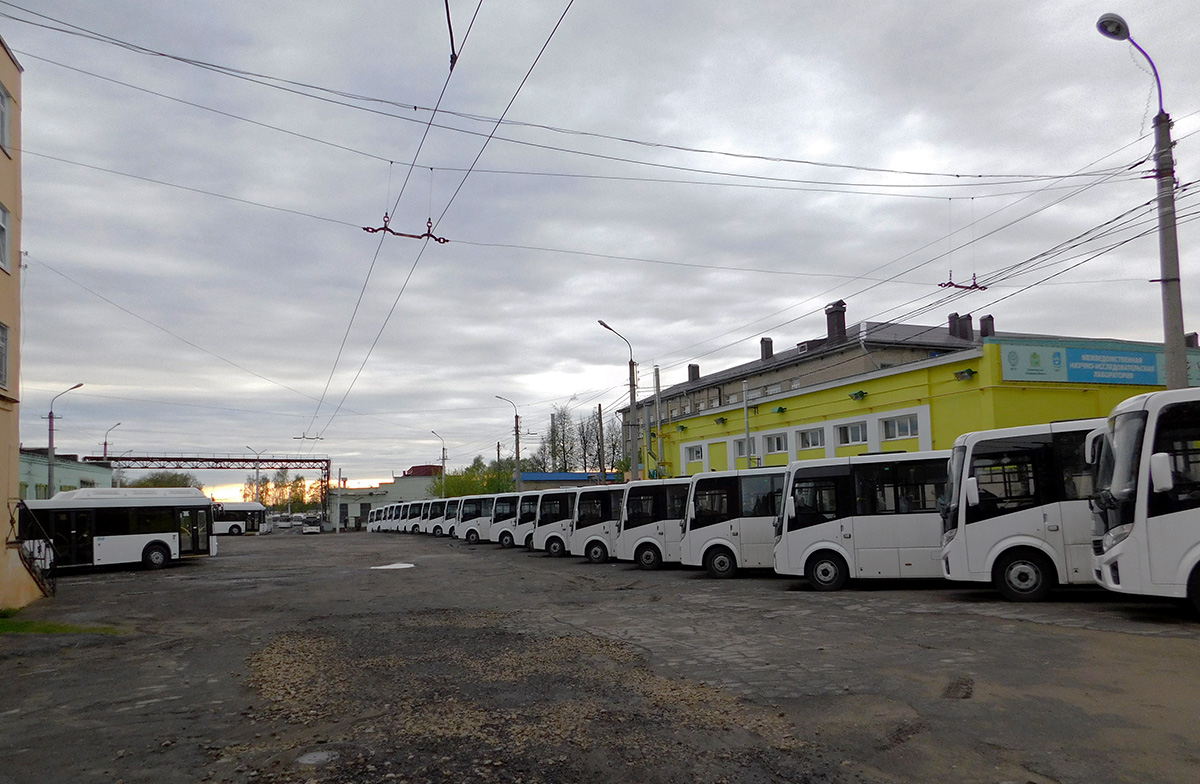 Калуга. Новые автобусы ЛиАЗ-5292 и ПАЗ Vector Next на территории МУП ГЭТ Управление Калужского Троллейбуса