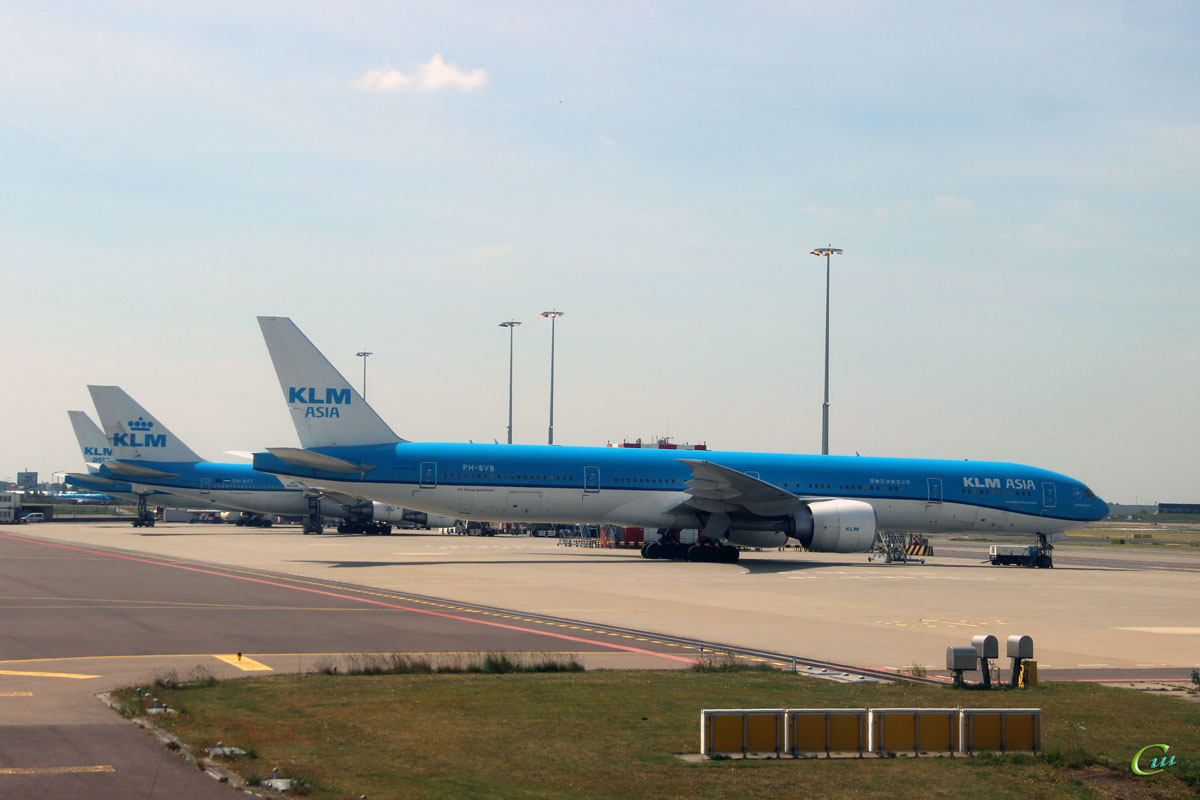 Амстердам. Самолеты Boeing 777 (PH-BVB), Boeing 747 (PH-BFT) и Boeing 777 (PH-BQH) авиакомпании KLM