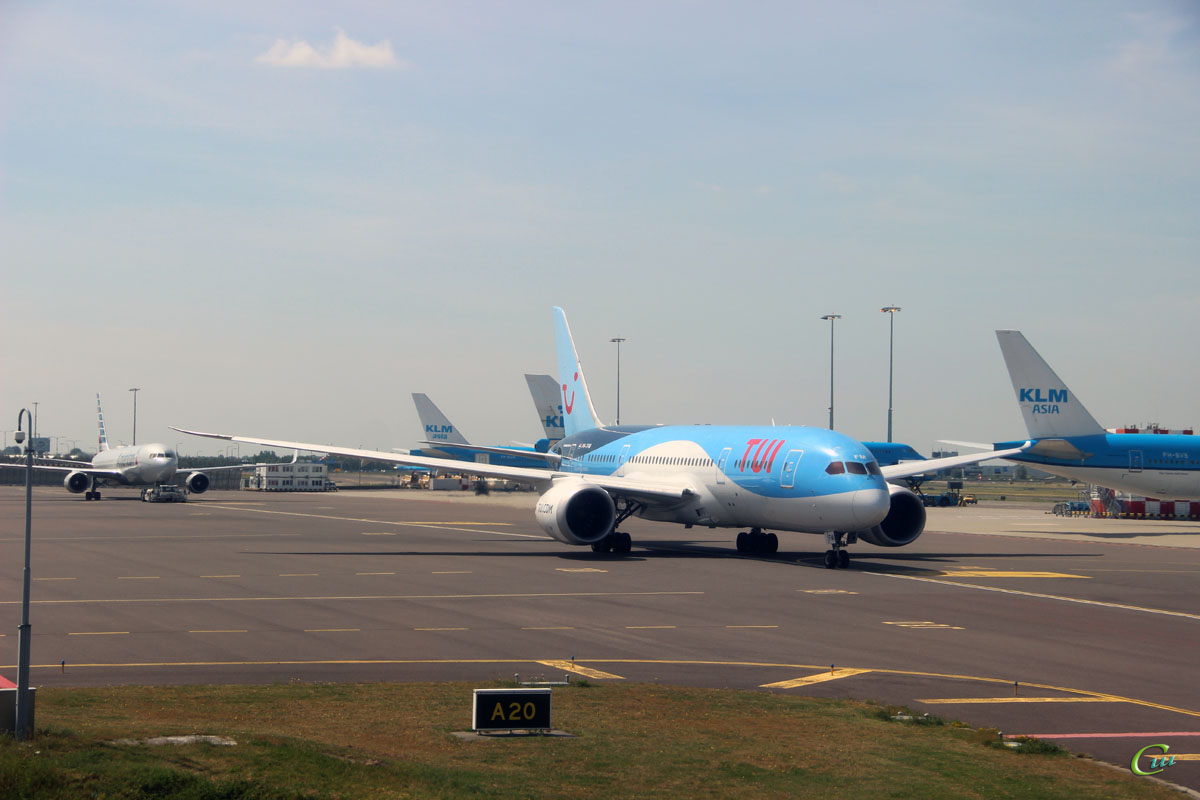 Амстердам. Самолет Boeing 787 (PH-TFM) авиакомпании TUI Airlines