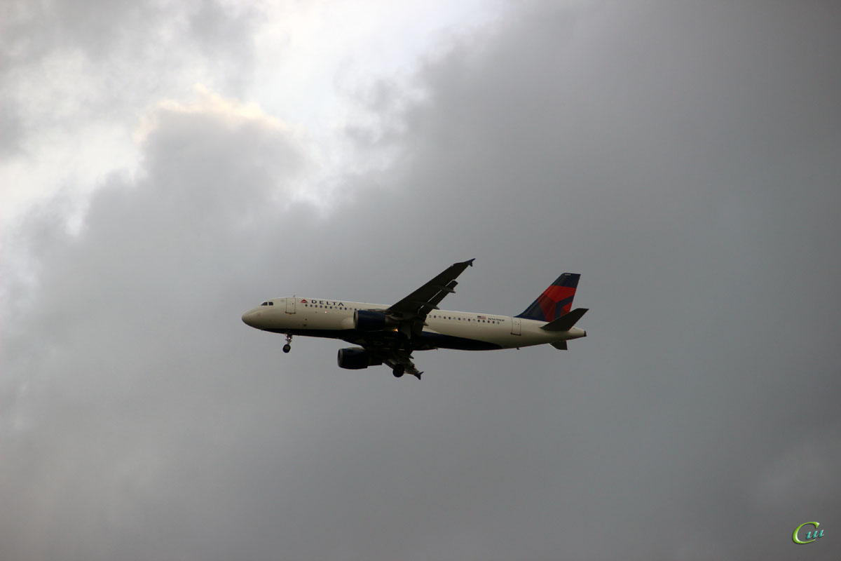 Вашингтон. Самолет Airbus A320 (N369NW) авиакомпании Delta Air Lines заходит на посадку в национальный аэропорт имени Рональда Рейгана (DCA)