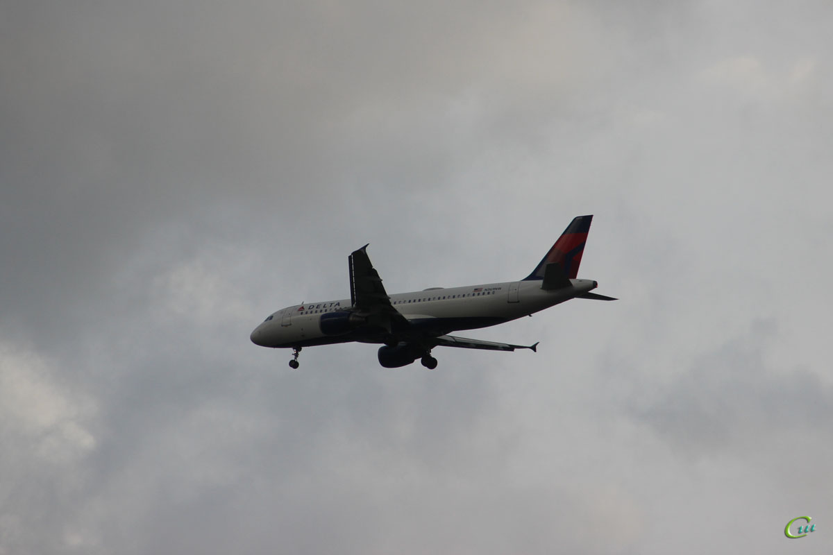 Вашингтон. Самолет Airbus A320 (N369NW) авиакомпании Delta Air Lines заходит на посадку в национальный аэропорт имени Рональда Рейгана (DCA)