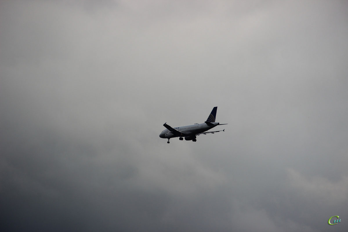 Вашингтон. Самолет Airbus A319 (N820UA) авиакомпании United Airlines заходит на посадку в национальный аэропорт имени Рональда Рейгана (DCA)