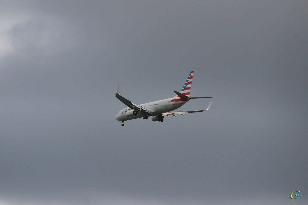 Вашингтон. Самолет Boeing 737 (N804NN) авиакомпании American Airlines заходит на посадку в национальный аэропорт имени Рональда Рейгана (DCA)