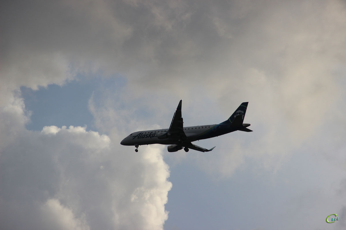 Вашингтон. Самолет Embraer E-175 (N195SY) авиакомпании Alaska Airlines заходит на посадку в национальный аэропорт имени Рональда Рейгана (DCA)