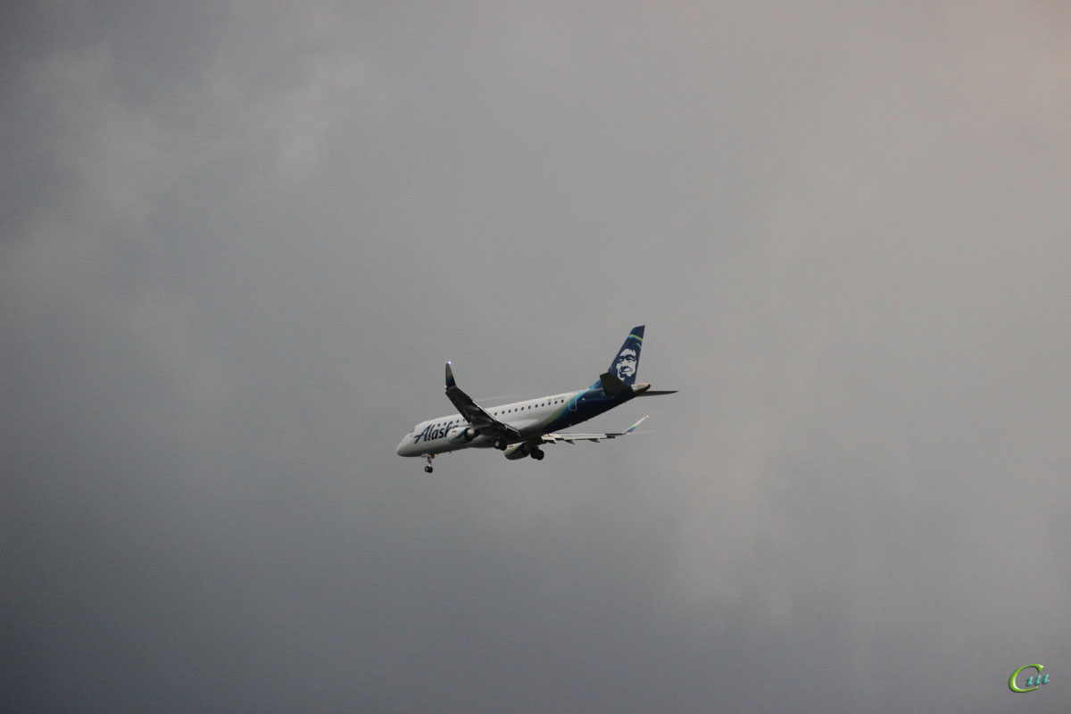 Вашингтон. Самолет Embraer E-175 (N195SY) авиакомпании Alaska Airlines заходит на посадку в национальный аэропорт имени Рональда Рейгана (DCA)
