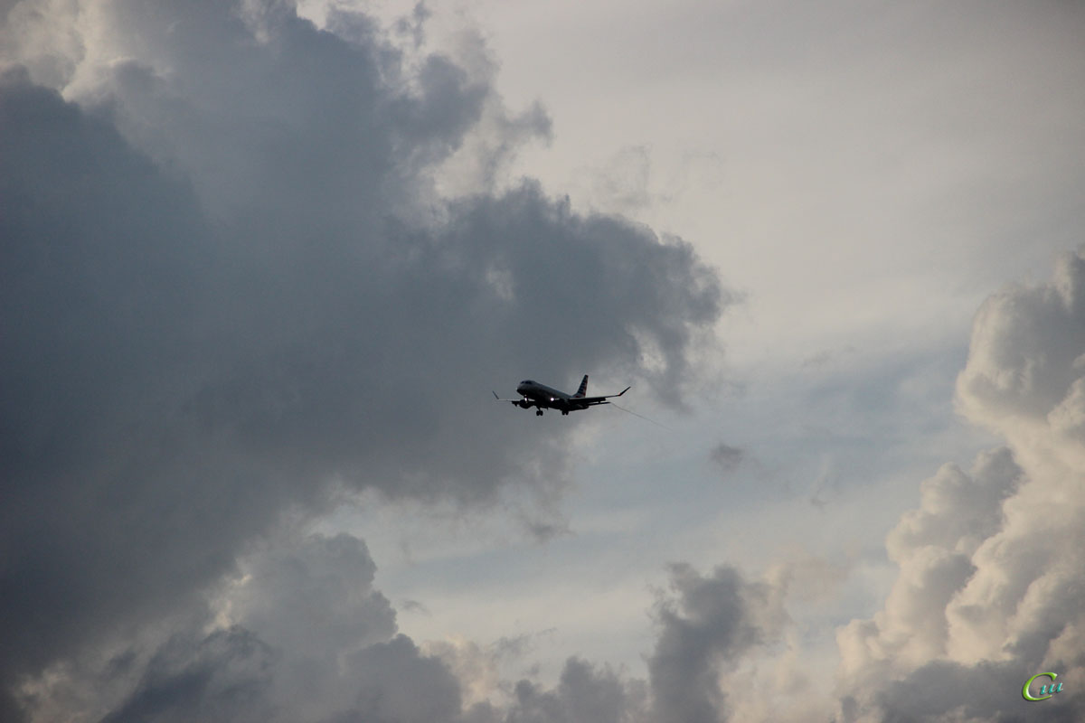 Вашингтон. Самолет Embraer E-175 (N415YX) авиакомпании American Eagle заходит на посадку в национальный аэропорт имени Рональда Рейгана (DCA)