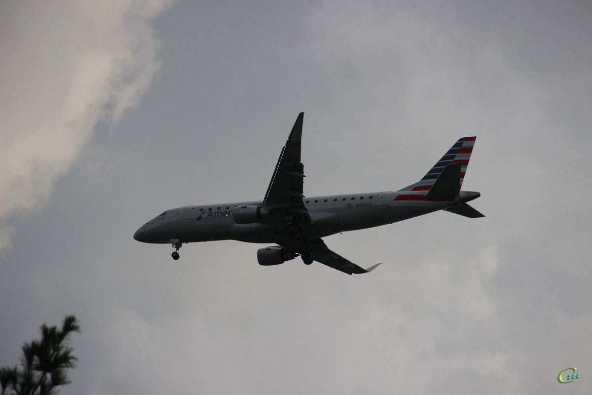 Вашингтон. Самолет Embraer E-175 (N422YX) авиакомпании American Eagle заходит на посадку в национальный аэропорт имени Рональда Рейгана (DCA)