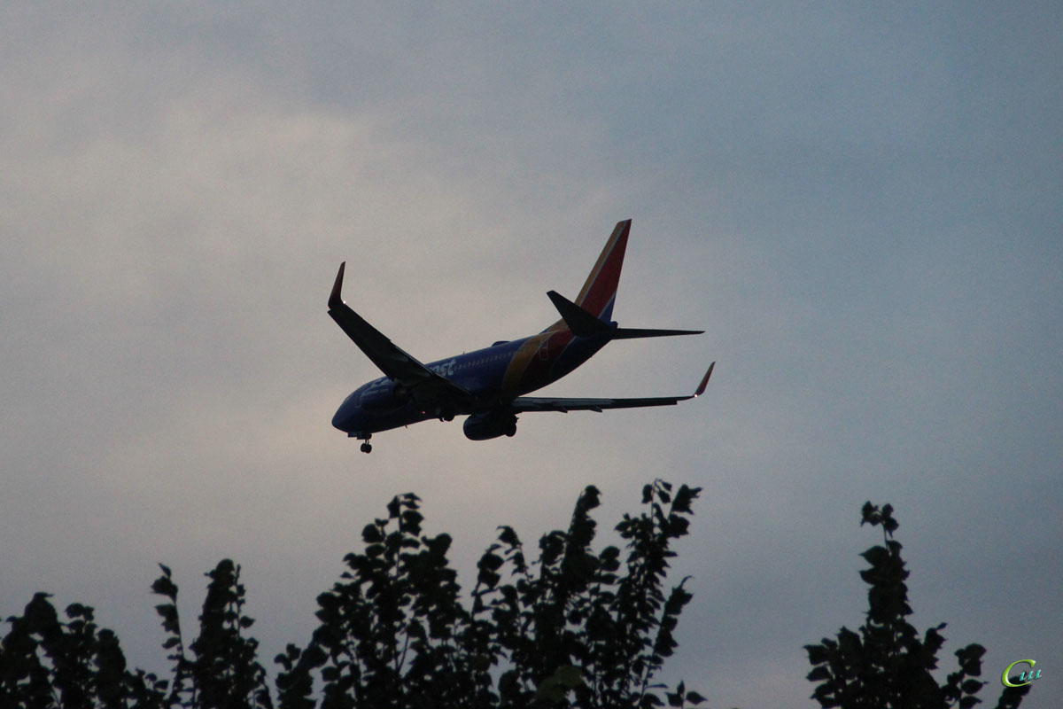 Вашингтон. Самолет Boeing 737 (N7853B) авиакомпании Southwest Airlines заходит на посадку в национальный аэропорт имени Рональда Рейгана (DCA)