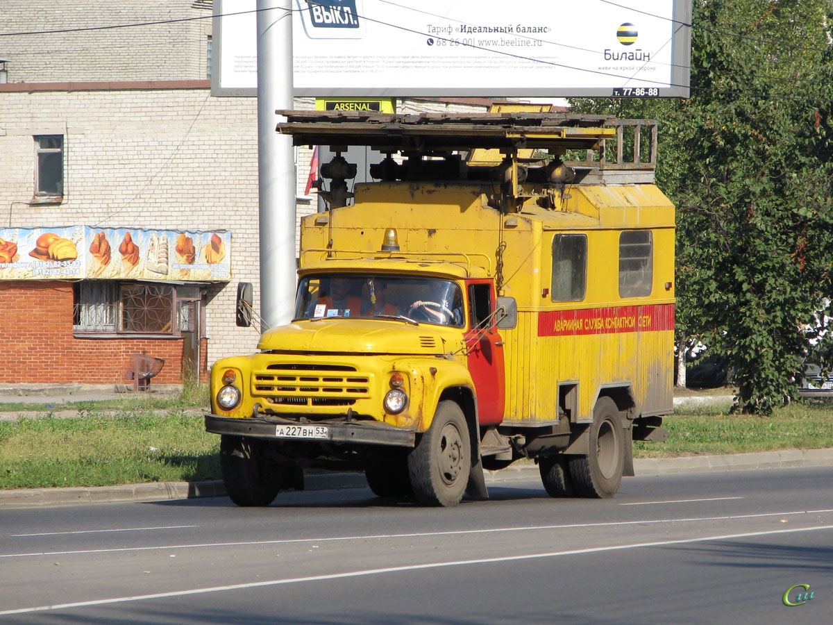 Великий Новгород. Автомобиль ЗиЛ-130 (а227вн 53) аварийной службы контактной сети