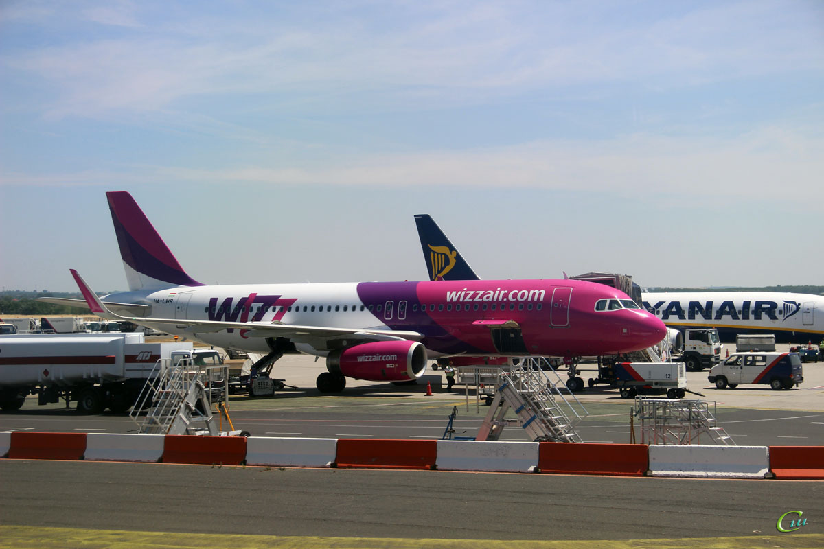 Будапешт. Самолет Airbus A320 (HA-LWR) авиакомпании Wizz Air