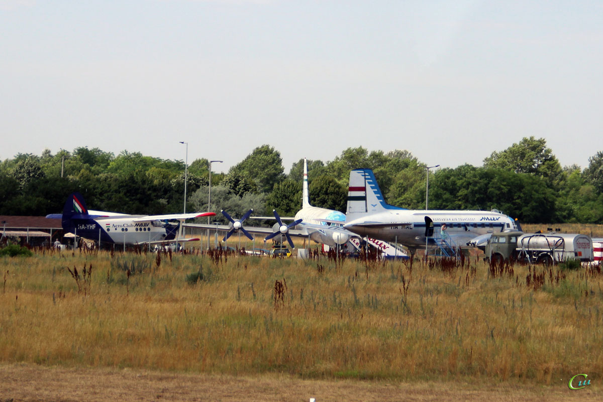 Будапешт. Музейные самолеты Ан-2Р (HA-YHF), Ил-18В (HA-MOA) и Ил-14Т (HA-MAL) авиакомпании Malév Hungarian Airlines