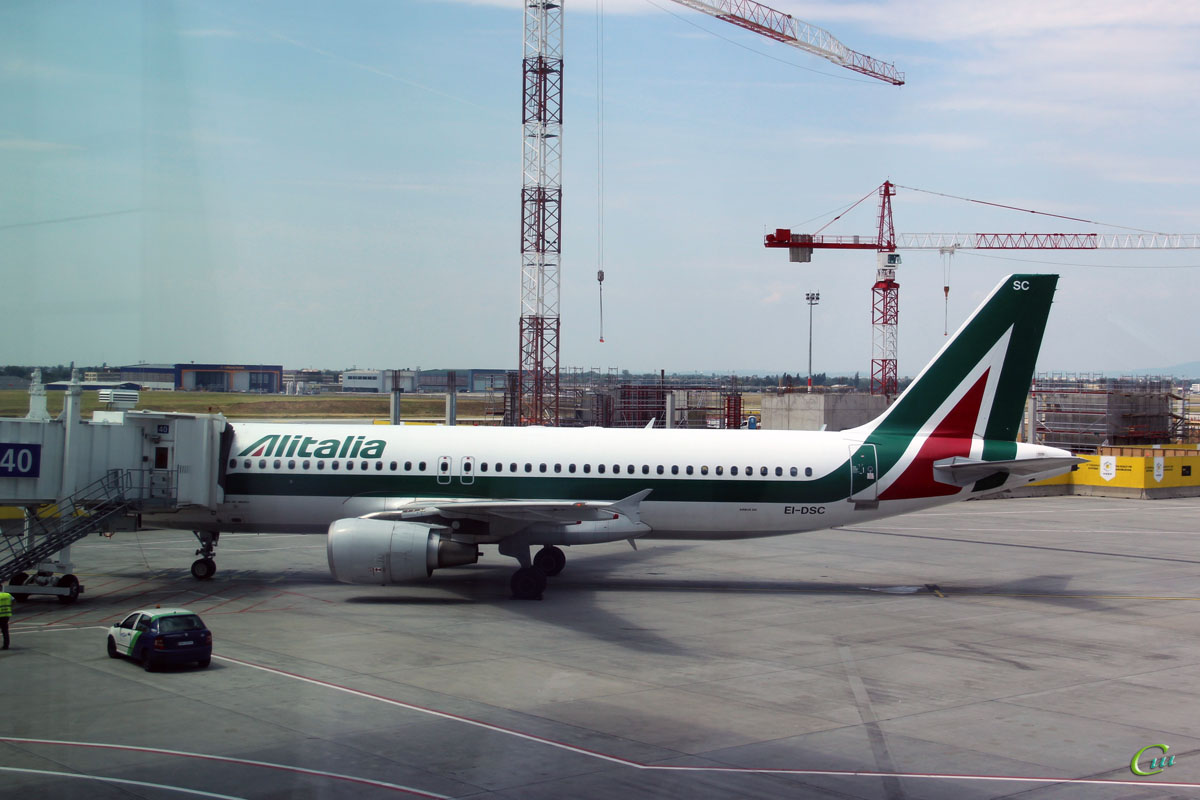 Будапешт. Самолет Airbus A320 (EI-DSC) авиакомпании Alitalia
