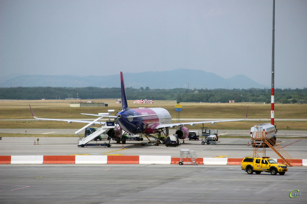 Будапешт. Самолет Airbus A321 (HA-LXS) авиакомпании Wizz Air