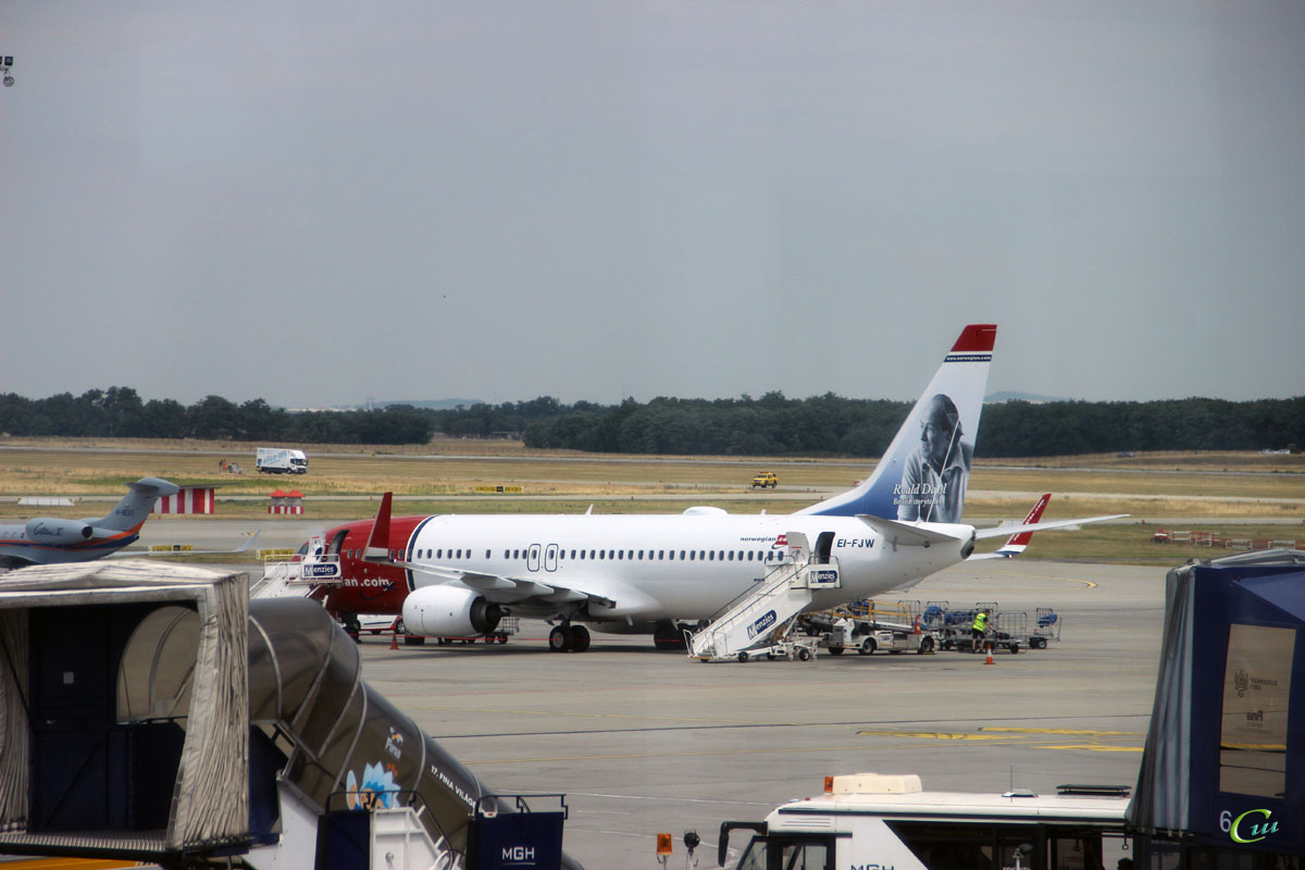 Будапешт. Самолет Boeing 737 (EI-FJW) авиакомпании Norwegian