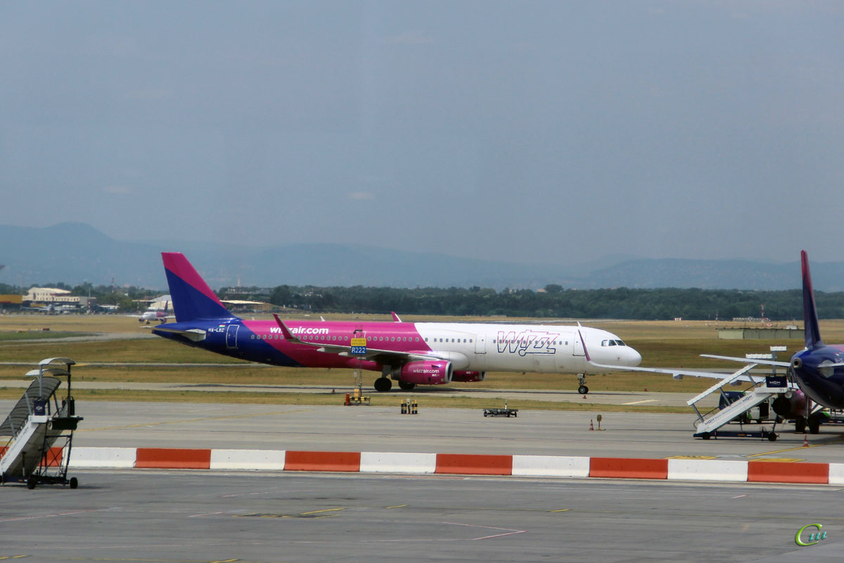 Будапешт. Самолет Airbus A321 (HA-LXC) авиакомпании Wizz Air
