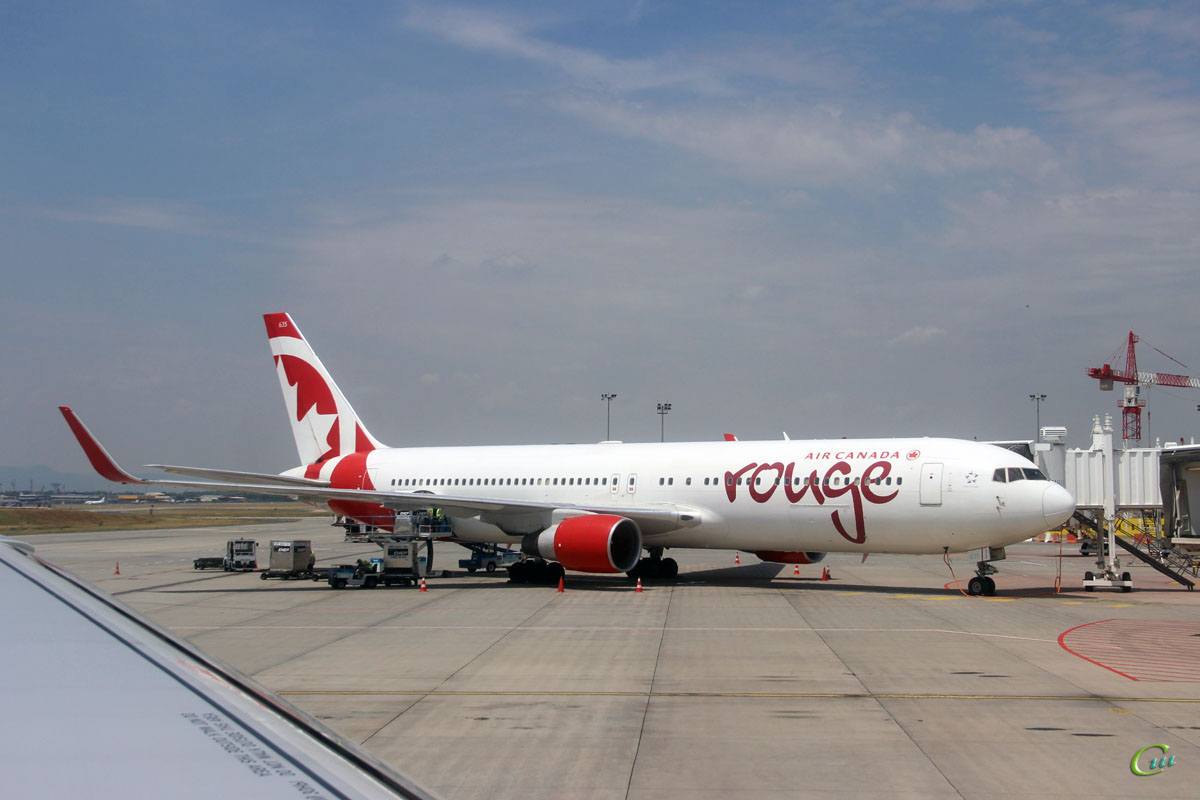 Будапешт. Самолет Boeing 767 (C-FMWY) авиакомпании Air Canada Rouge