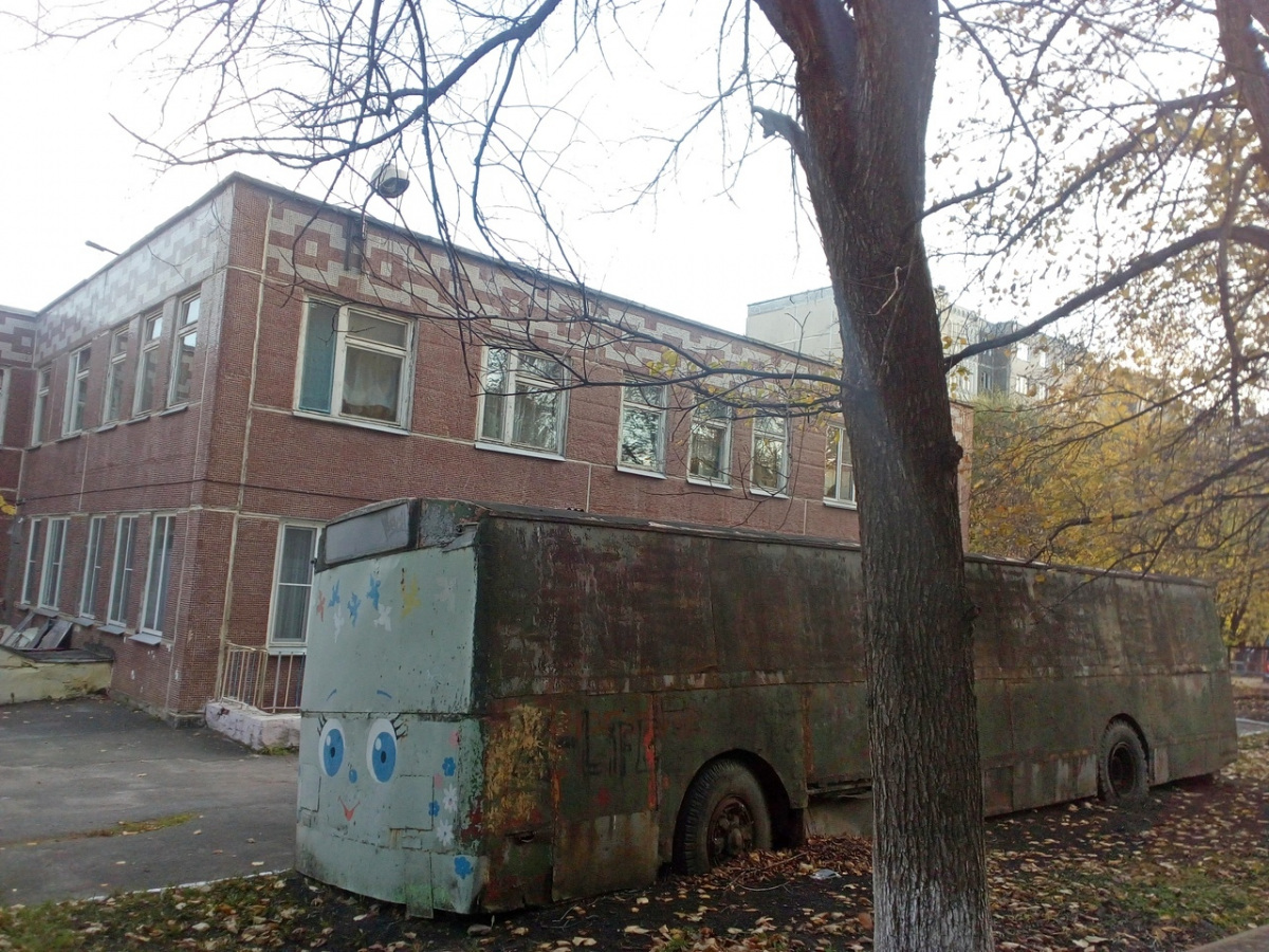 Челябинск. Списанный троллейбус на территории детского сада № 9