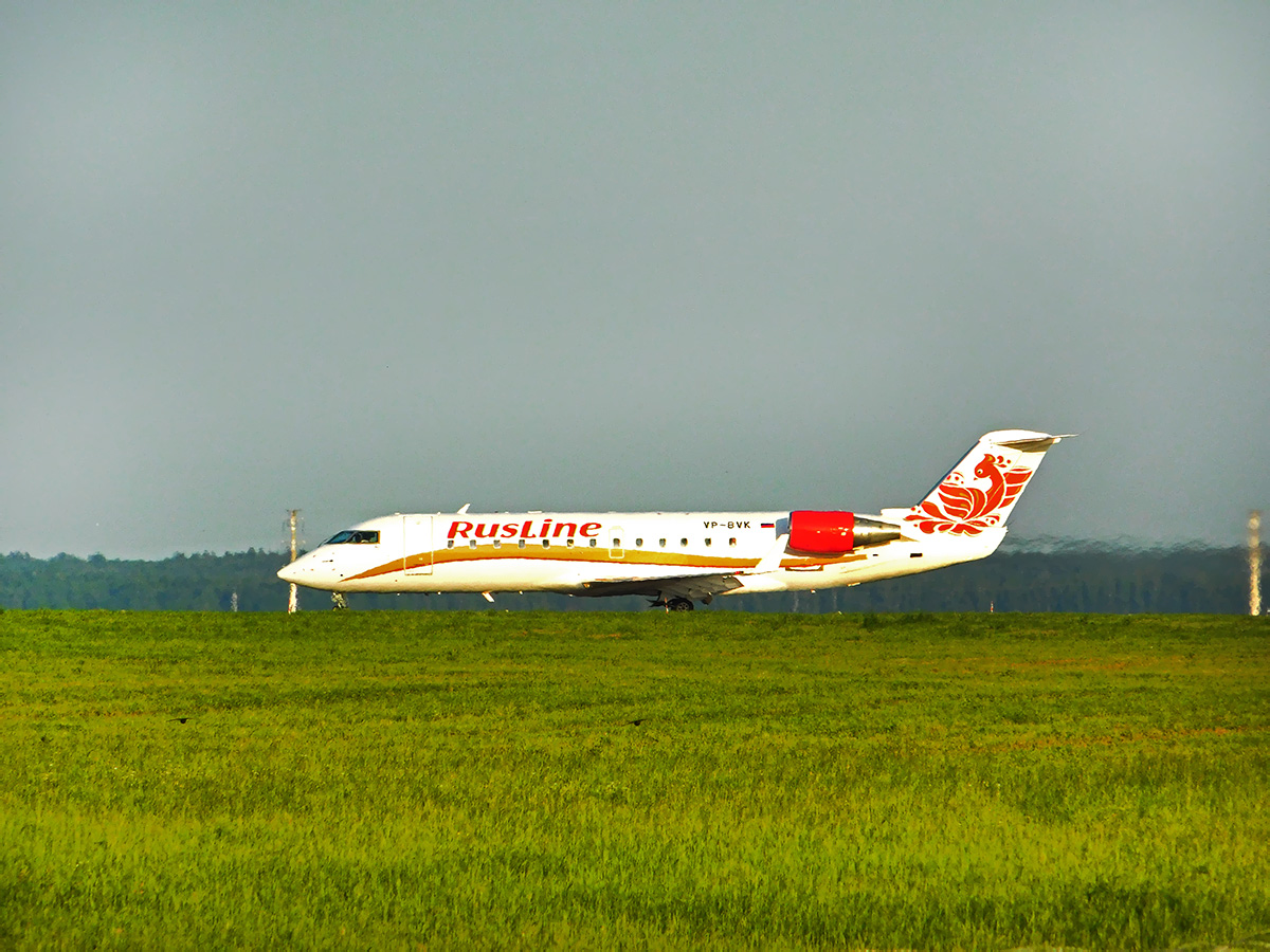 Калуга. Самолёт Bombardier CRJ-100 (VP-BVK) авиакомпании РусЛайн рейсом 7R 293 Санкт-Петербург — Екатеринбург