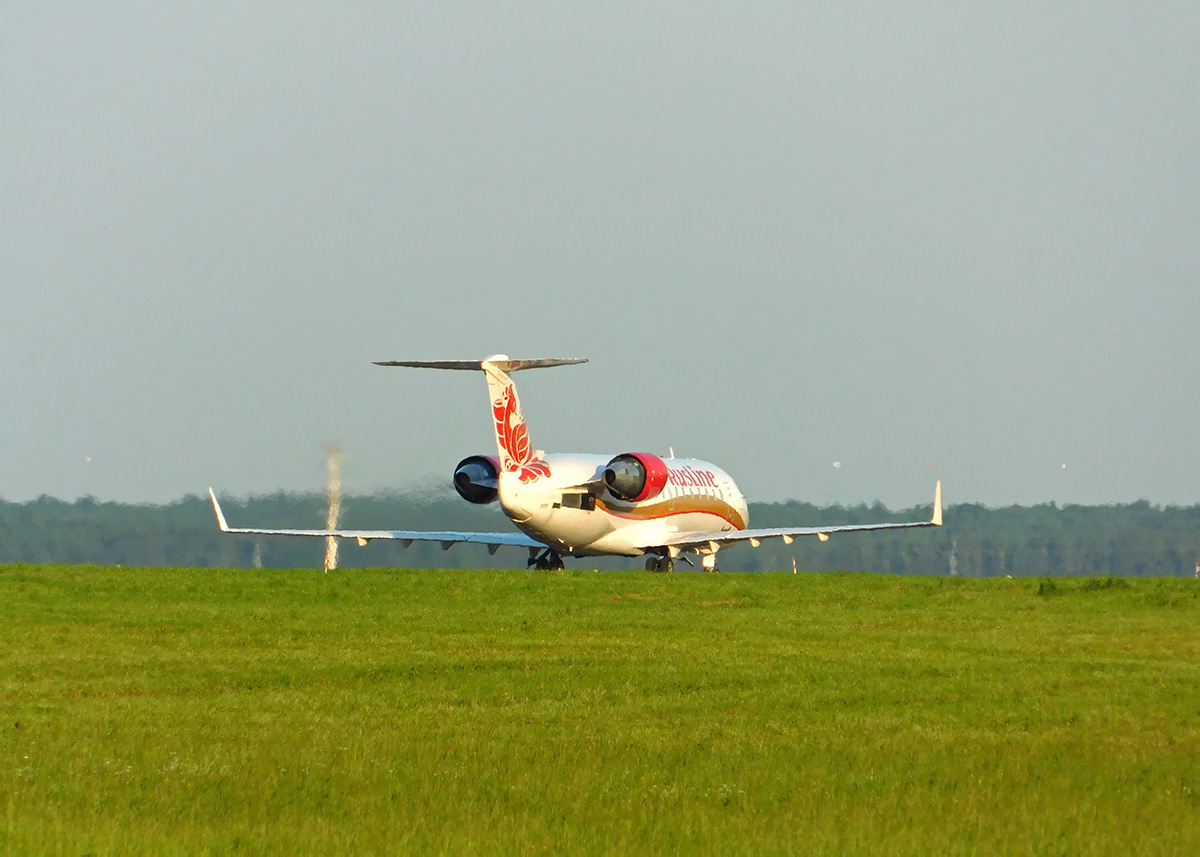 Калуга. Самолёт Bombardier CRJ-100 (VP-BVK) авиакомпании РусЛайн рейсом 7R 293 Санкт-Петербург — Екатеринбург