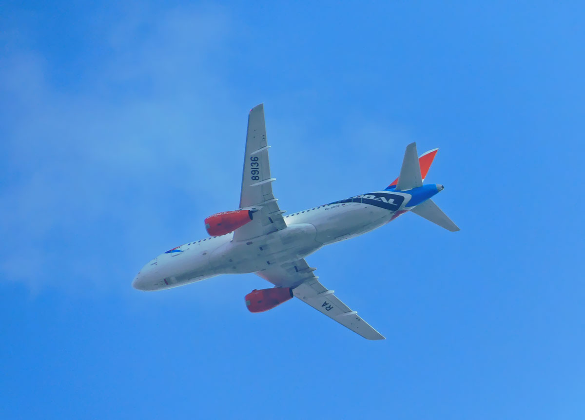 Калуга. Самолёт Sukhoi Superjet 100-95LR RA-89136 рейсом А4246 Калининград-Калуга