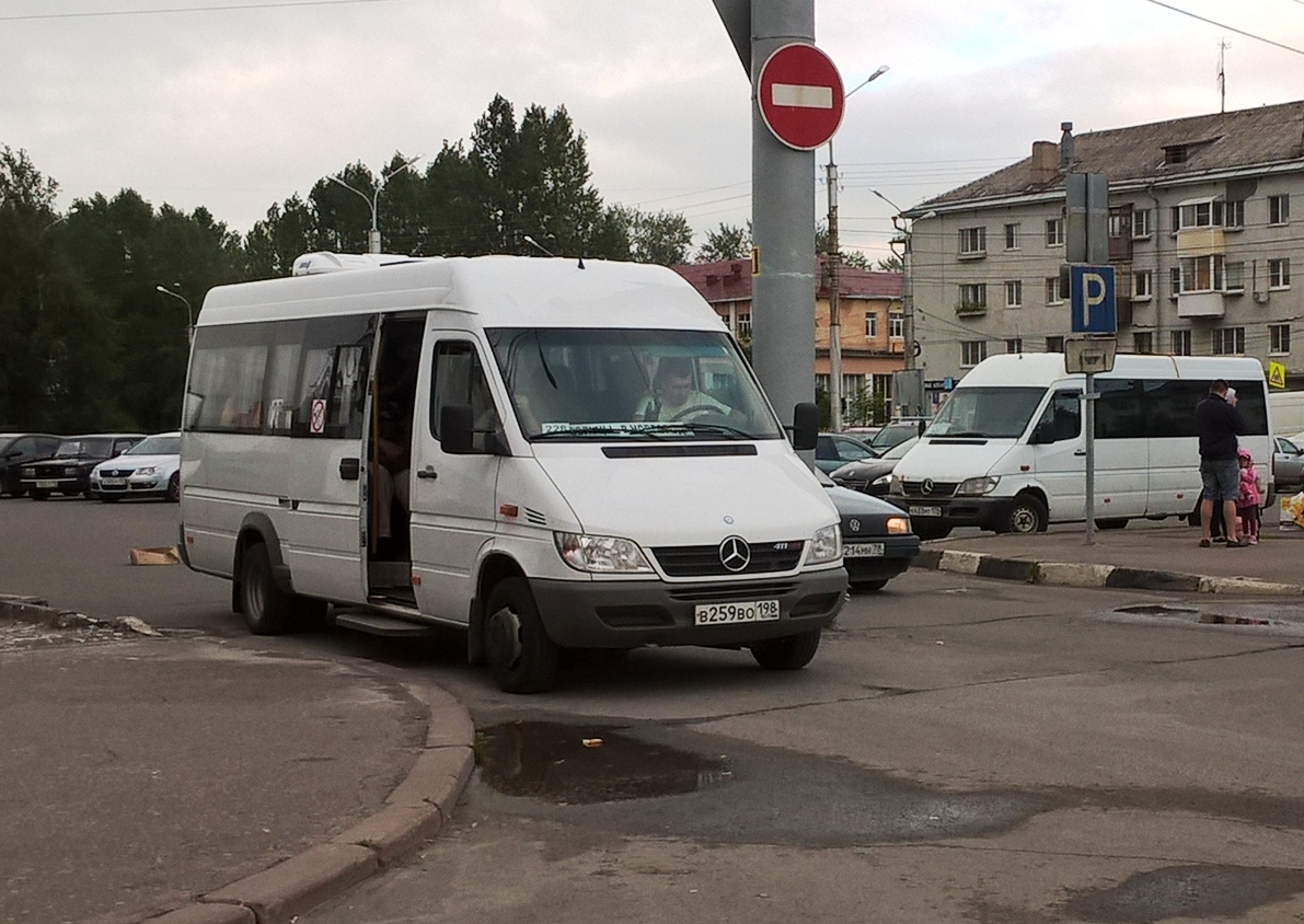 Великий Новгород. Mercedes-Benz Sprinter 411CDI в259во