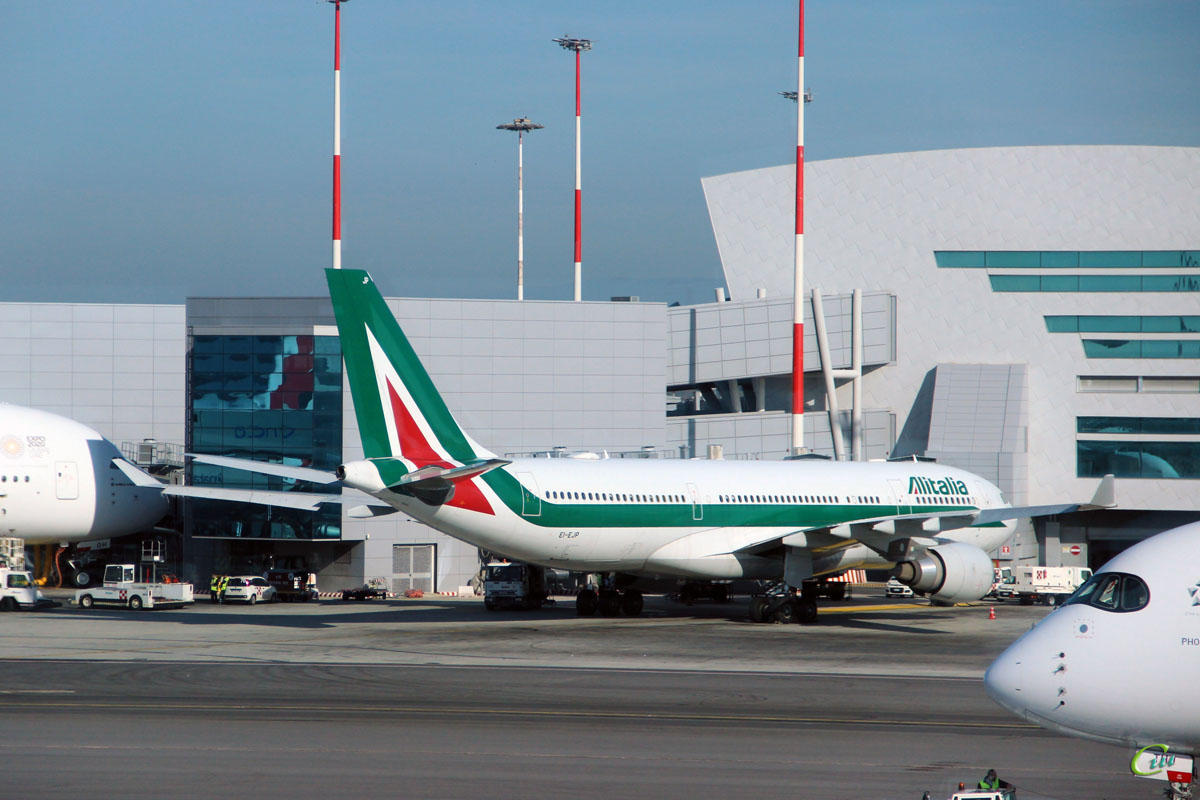 Рим. Самолет Airbus A330 (EI-EJP) авиакомпании Alitalia