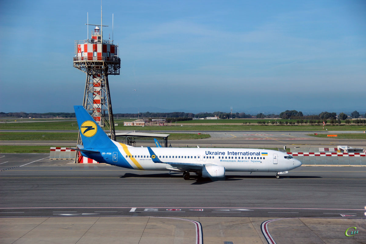 Рим. Самолет Boeing 737 (UR-PSN) авиакомпании Международные авиалинии Украины (Ukraine International Airlines)
