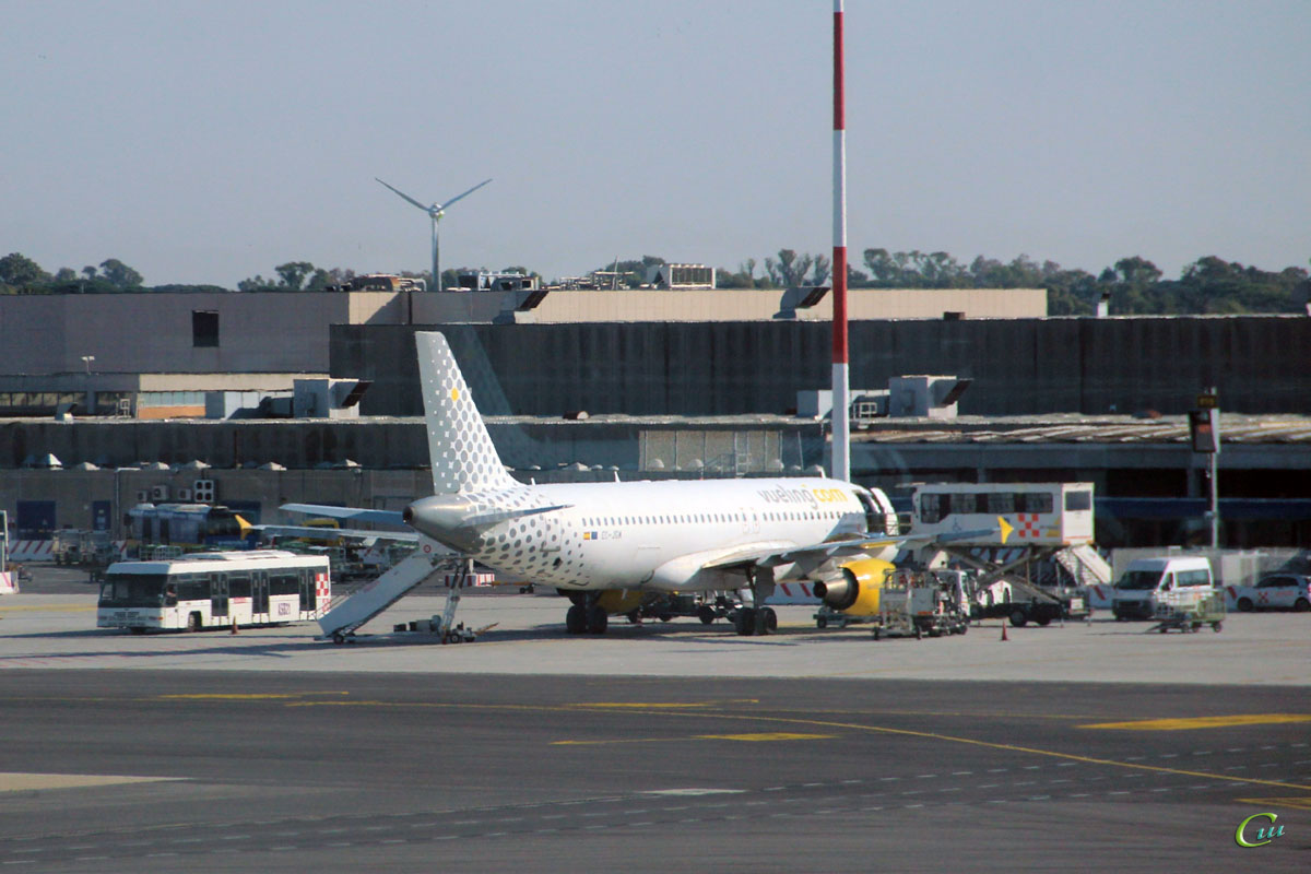 Рим. Самолет Airbus A320 (EC-JGM) авиакомпании Vueling