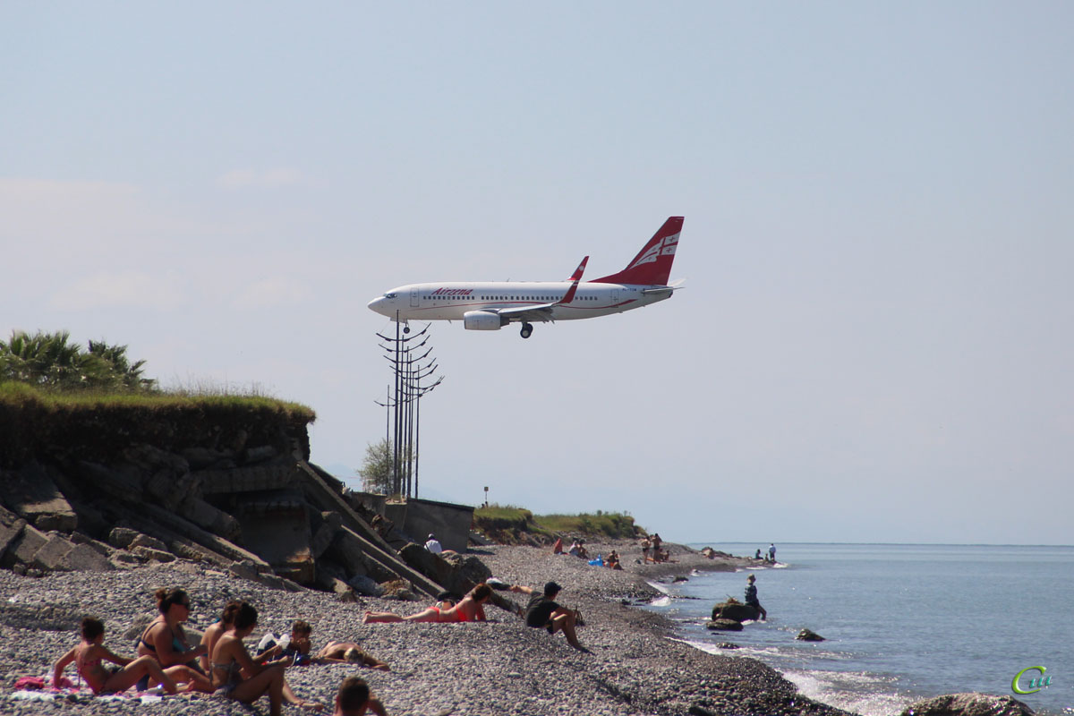 Батуми. Самолет Boeing 737 (4L-TGM) авиакомпании Georgian Airways совершает посадку в аэропорту Батуми (BUS)