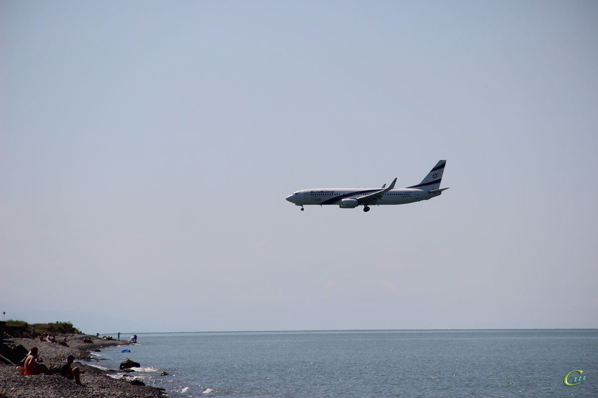 Батуми. Самолет Boeing 737 (4X-EKI) авиакомпании El Al Israel Airlines совершает посадку в аэропорту Батуми (BUS)