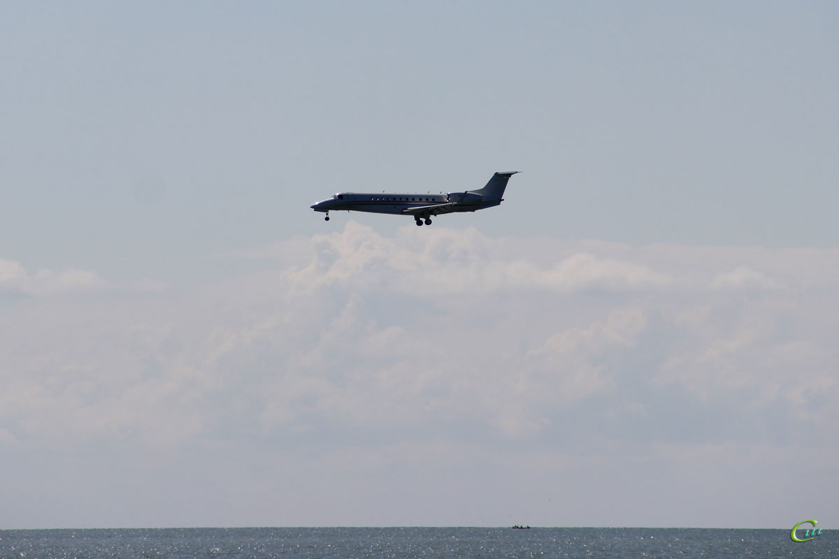 Батуми. Самолет Embraer Legacy 650 (ER-KKL) авиакомпании Nobil Air совершает посадку в аэропорту Батуми (BUS)